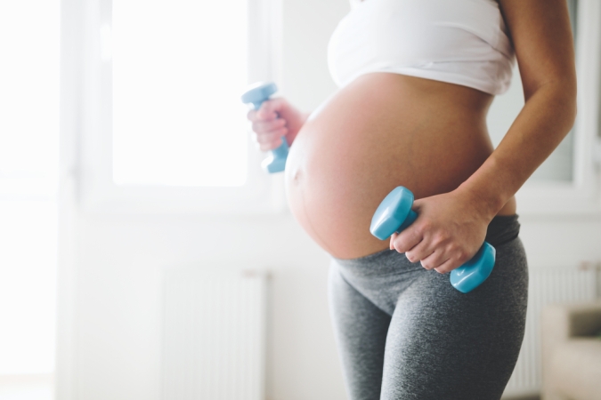 mujer embarazada haciendo ejercicio Entrenamiento Embarazo Oliva fitness Entrenador Personal